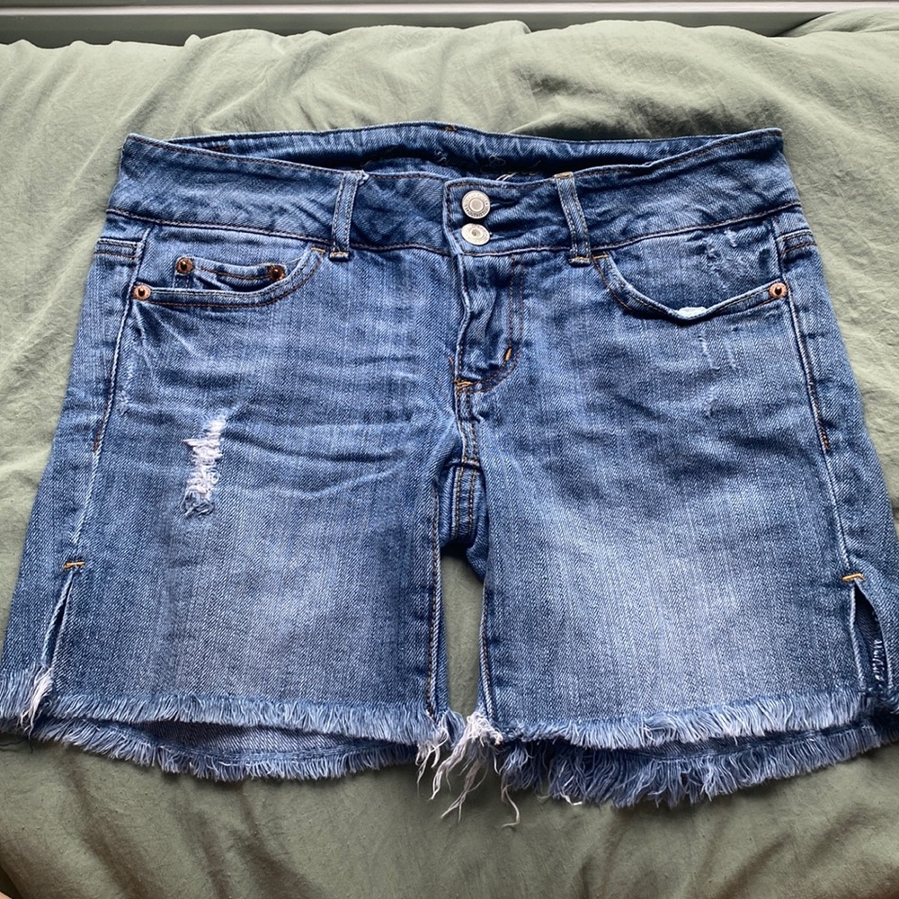 Vintage Low Rise American Eagle Distressed Denim Shorts — Size 2!!